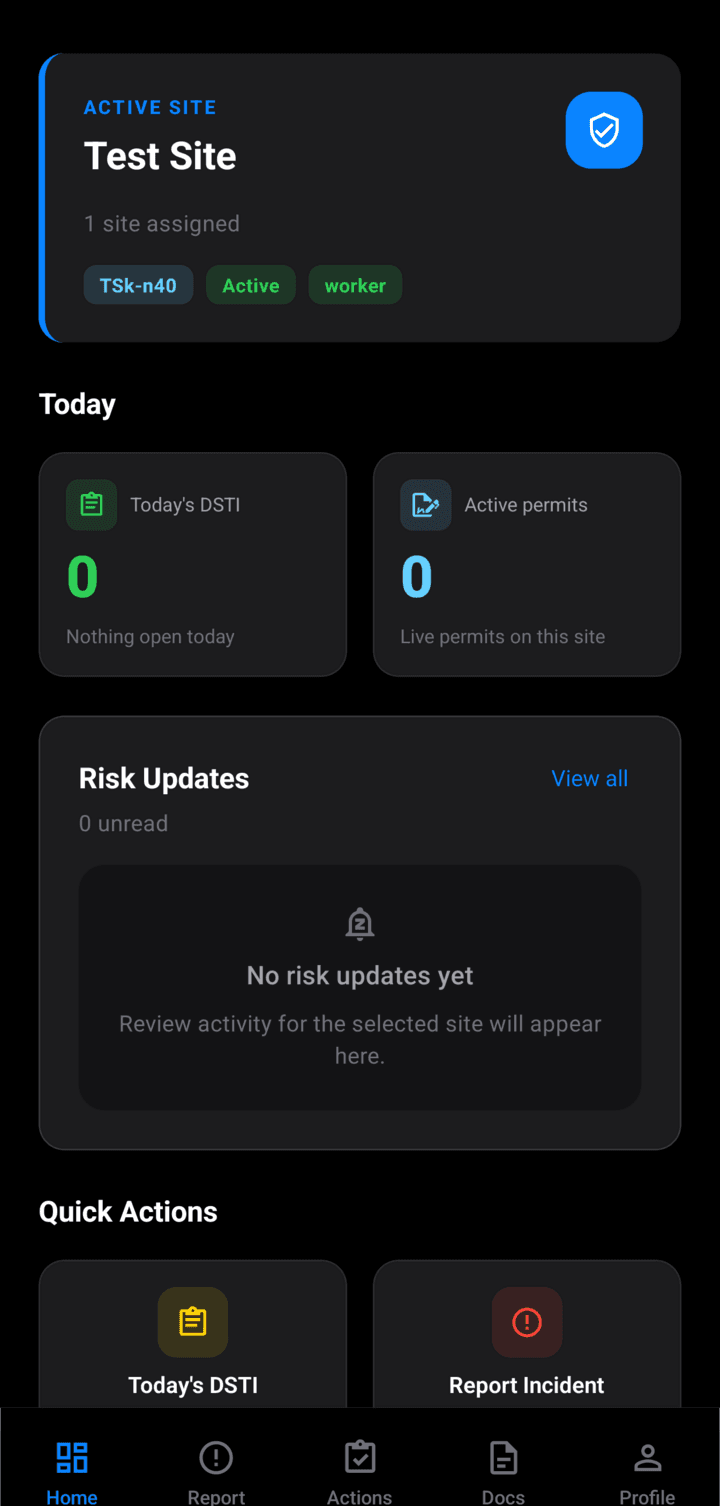 Dashboard der SheqPro Mobile App mit aktivem Standort, heutigen DSTI-Anmeldungen, laufenden Arbeitserlaubnissen und Risiko-Updates